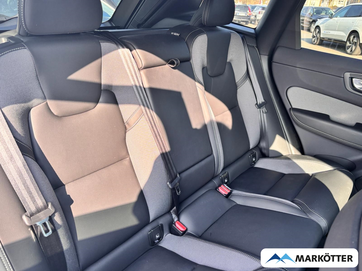 Fahrzeugabbildung Volvo XC60 B4 Plus Dark 21''/ACC/BLIS/H&K/CAM/SHZ/FSH