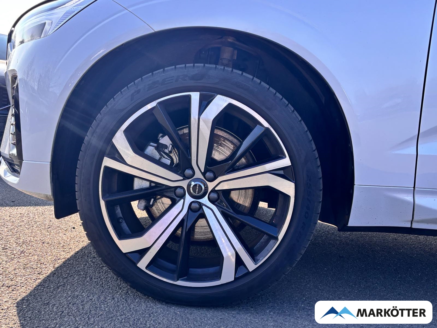 Fahrzeugabbildung Volvo XC60 B4 Plus Dark 21''/ACC/BLIS/H&K/CAM/SHZ/FSH