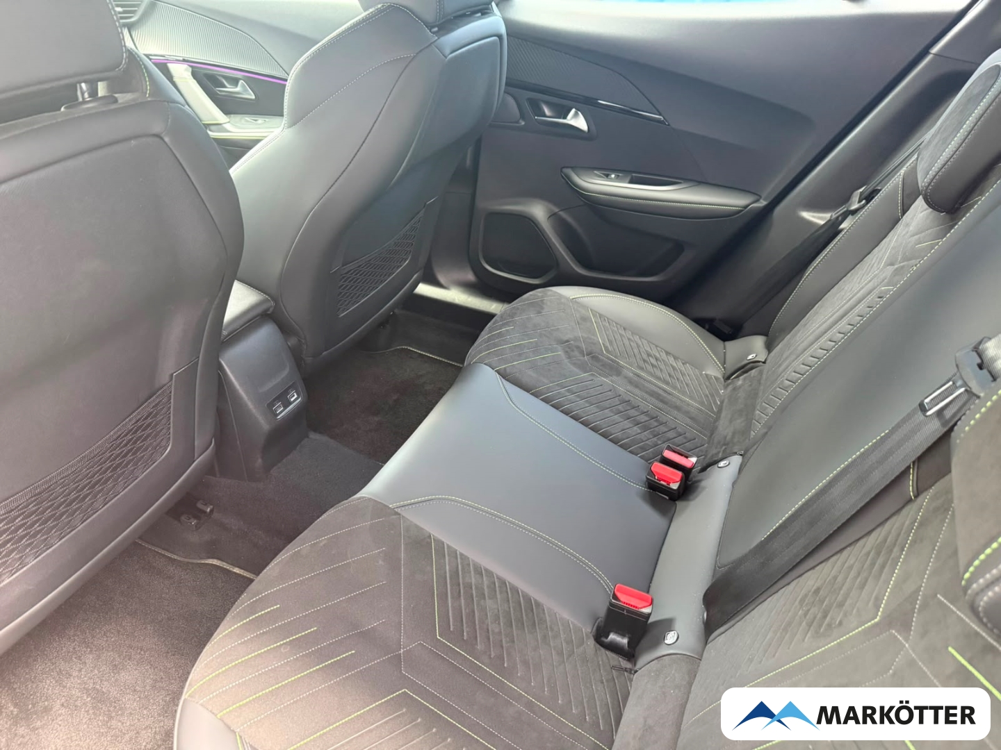 Fahrzeugabbildung Peugeot 2008 GT CAM/DAB/LED/MASSAGE/NAVI/SHZ/TEMP/