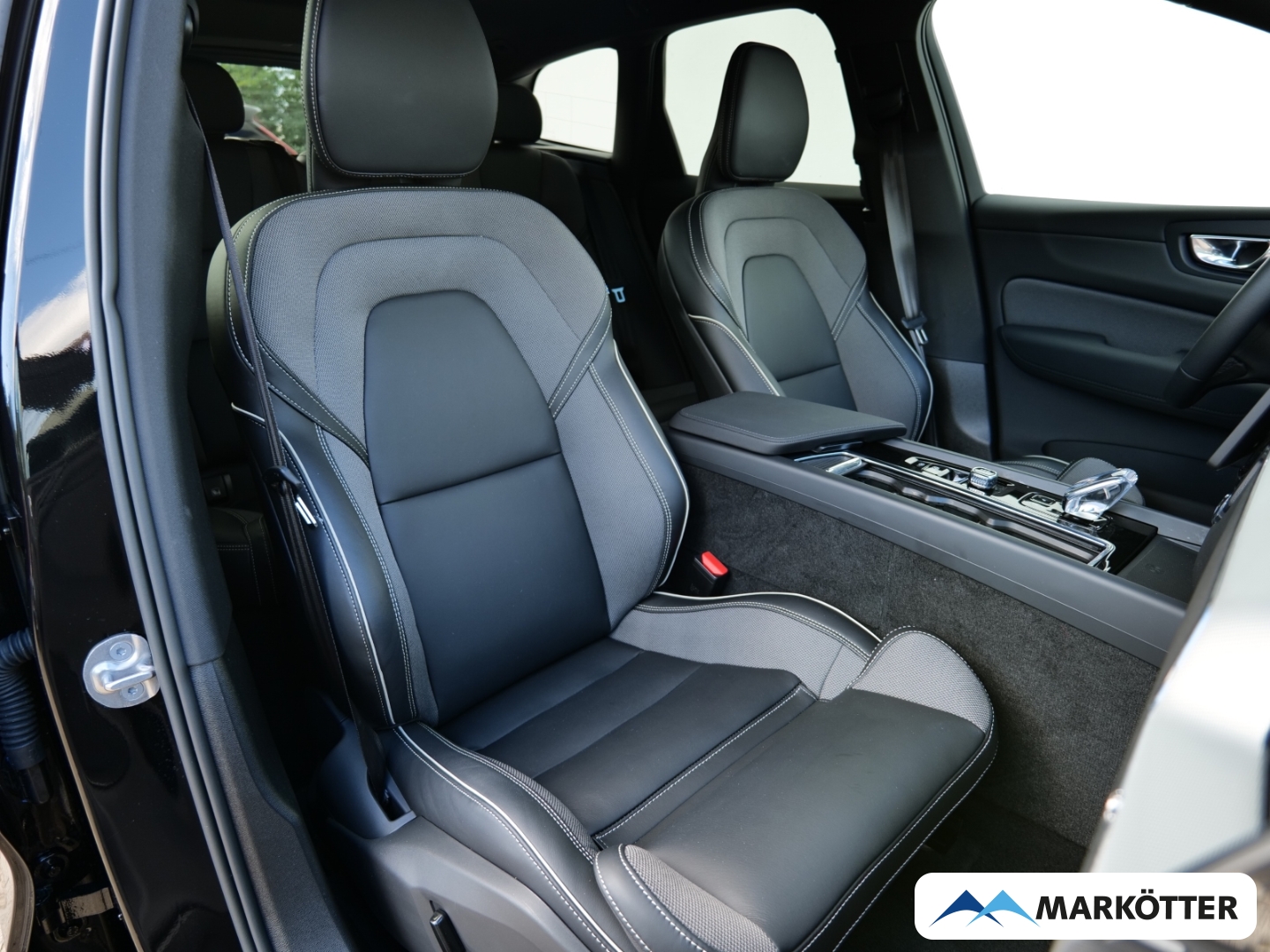 Fahrzeugabbildung Volvo XC60 T6 AWD Recharge Black Edition Plus STHZ/