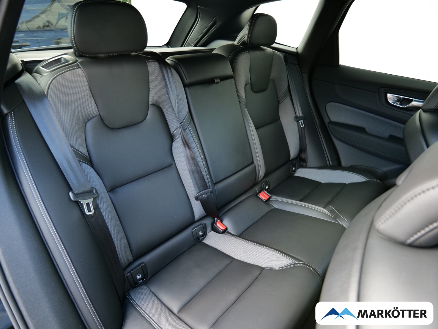 Fahrzeugabbildung Volvo XC60 T6 AWD Recharge Black Edition Plus STHZ/