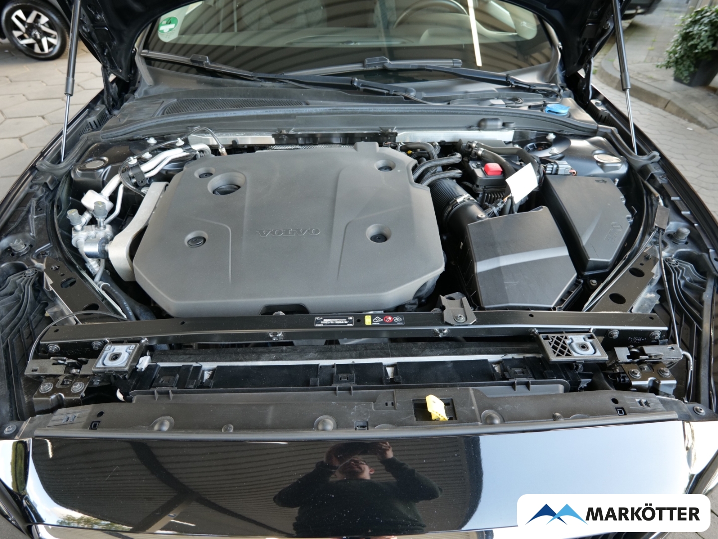 Fahrzeugabbildung Volvo V60 B4 Core /AHK/18 Zoll/Fahrassistenzpaket Pro/