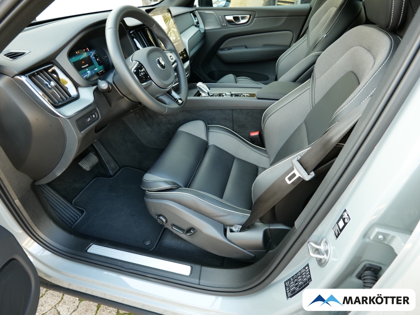 Fahrzeugabbildung Volvo XC60 T6 AWD Recharge Black Edition Plus STHZ/CAM