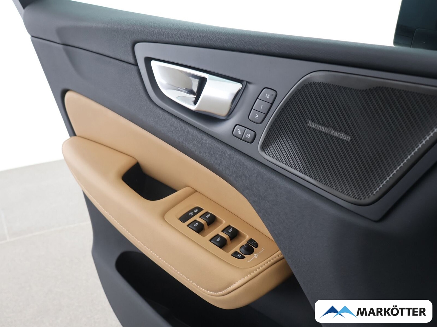 Fahrzeugabbildung Volvo XC60 B5 AWD Plus Dark Four-C/HEAD-UP/PANO/360CAM