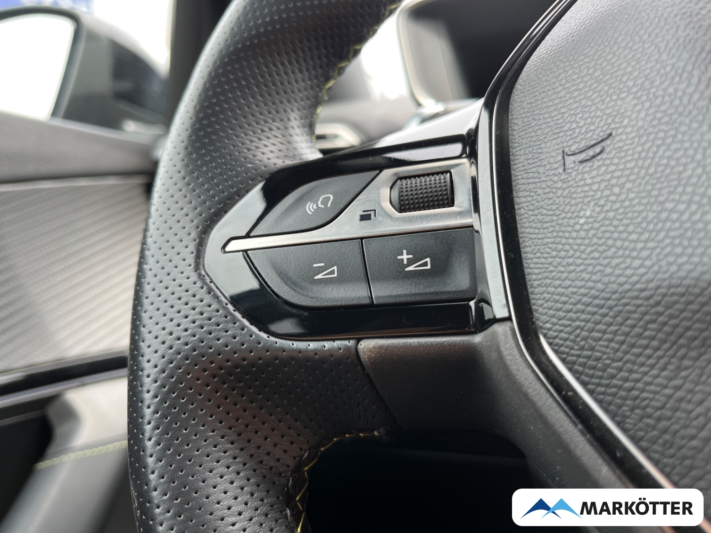 Fahrzeugabbildung Peugeot 2008 GT ACC/AHK/Keyless/Kamera/Massage/S-Dach