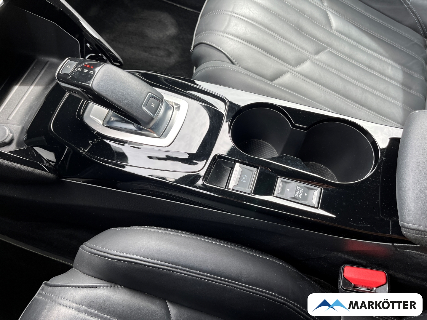 Fahrzeugabbildung Peugeot 2008 GT ACC/AHK/Keyless/Kamera/Massage/S-Dach