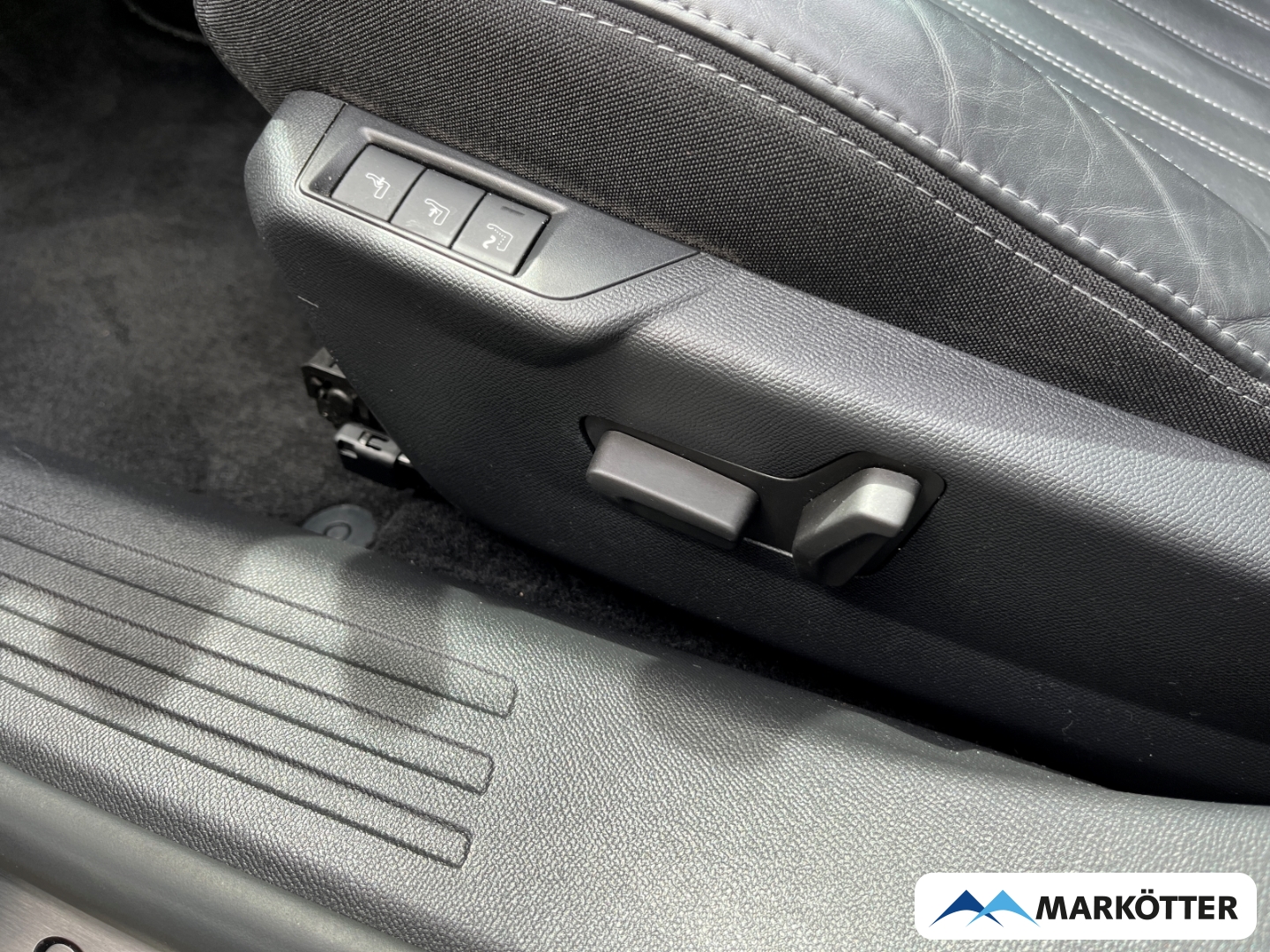 Fahrzeugabbildung Peugeot 2008 GT ACC/AHK/Keyless/Kamera/Massage/S-Dach