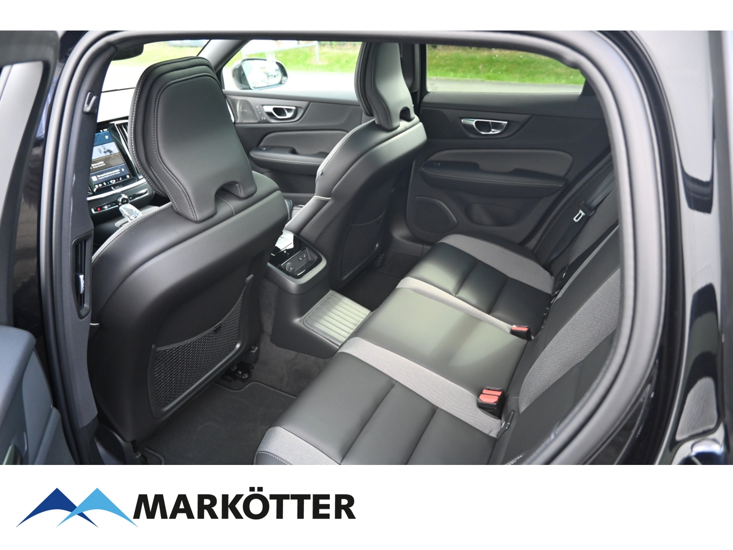 Fahrzeugabbildung Volvo V60 Plus Dark Recharge Plug-In Hybrid AWD T6