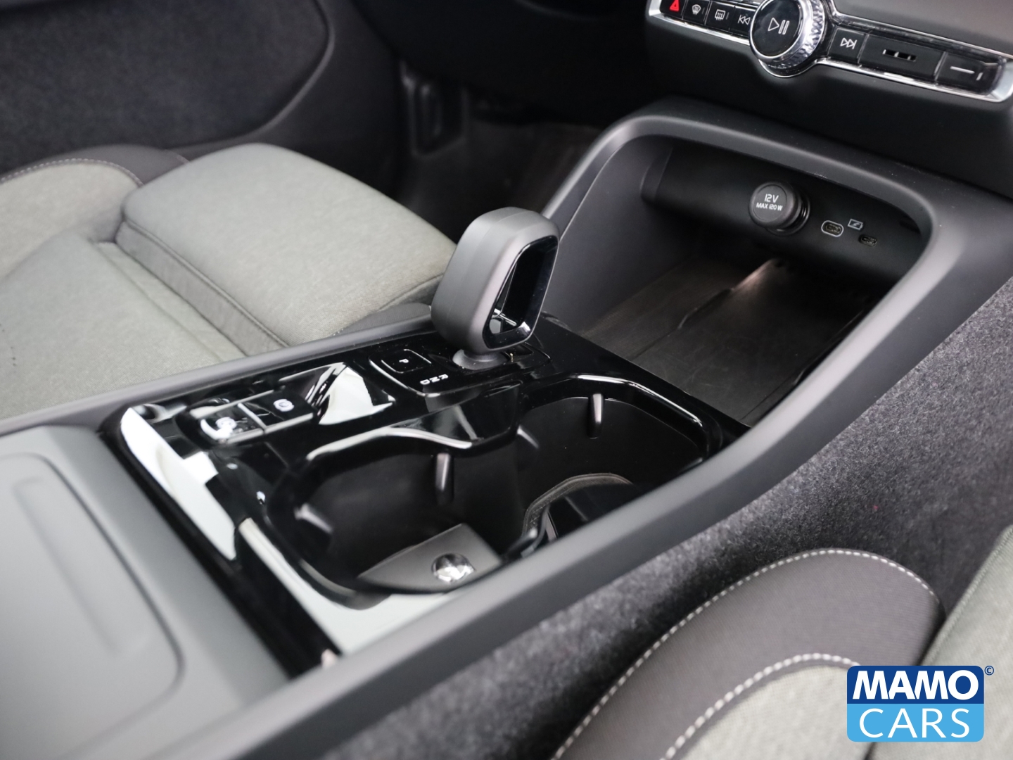 Fahrzeugabbildung Volvo XC40 B3 Plus Dark PIXEL/Pano/Totwinkel/Memory