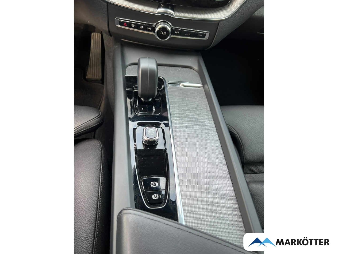 Fahrzeugabbildung Volvo XC60 B4 AWD Ultimate Dark ACC/BLIS/CAM/LH/PANO/SH