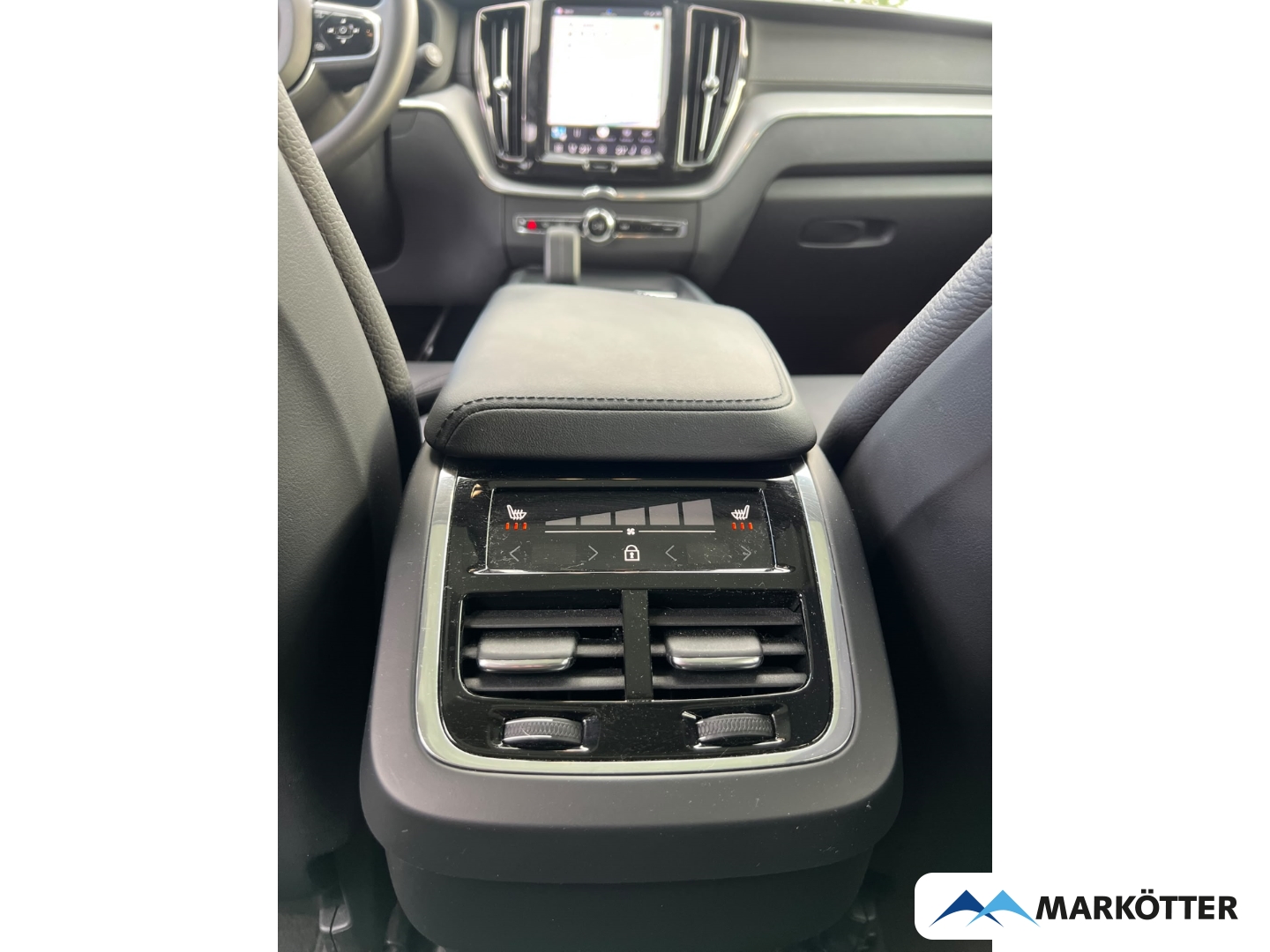Fahrzeugabbildung Volvo XC60 B4 AWD Ultimate Dark ACC/BLIS/CAM/LH/PANO/SH