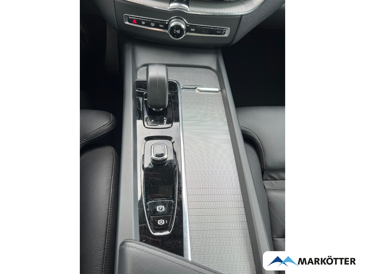 Fahrzeugabbildung Volvo XC60 B4 AWD Ultimate Dark ACC/BLIS/CAM/LH/PANO/SH