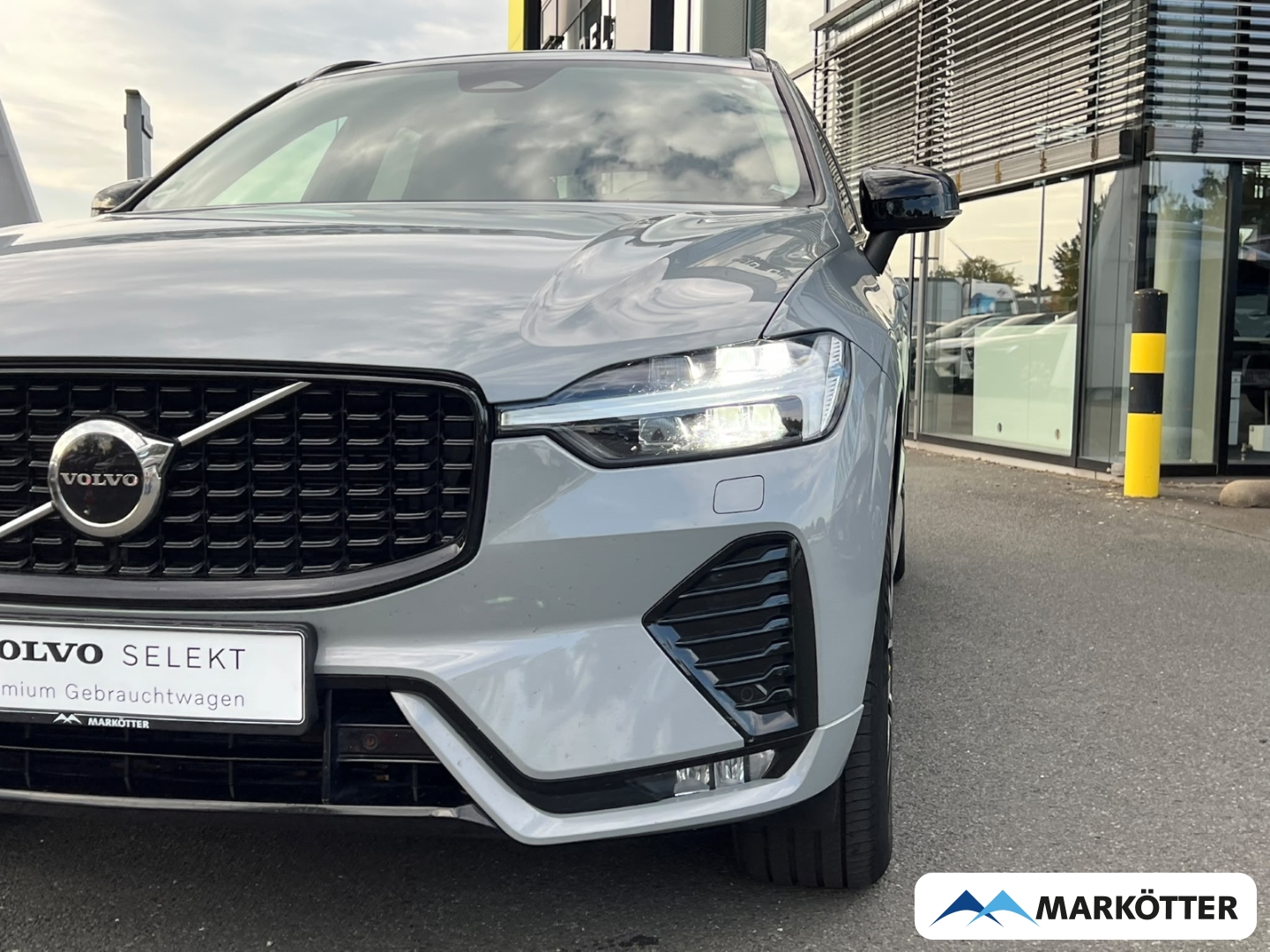 Fahrzeugabbildung Volvo XC60 B4 AWD Ultimate Dark ACC/BLIS/CAM/LH/PANO/SH