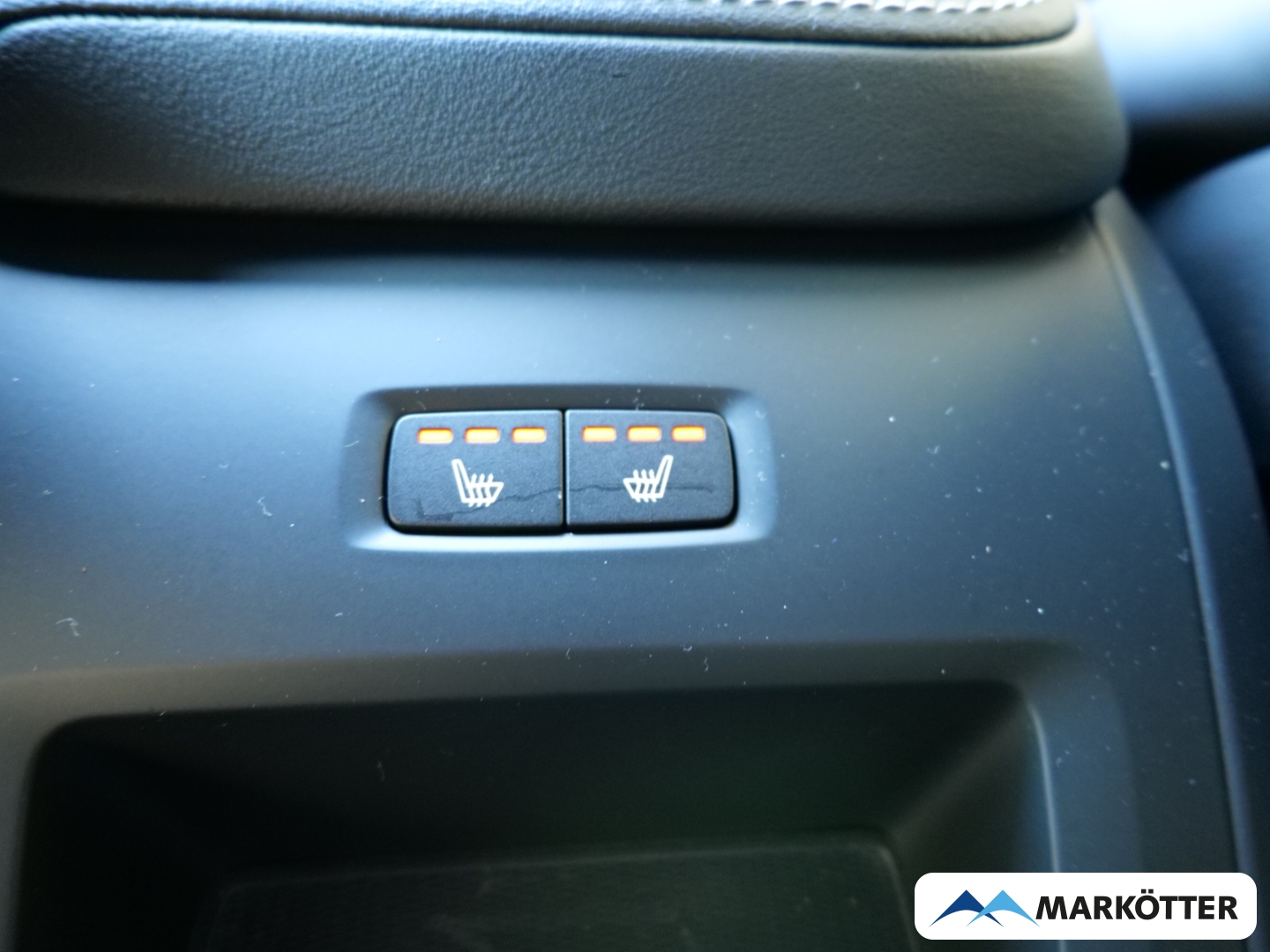 Fahrzeugabbildung Volvo XC60 B4 Plus Dark 360CAM/Harman Kardon/AHK/