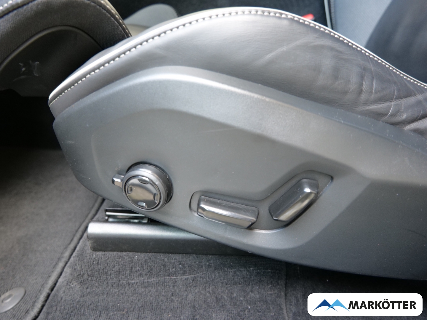 Fahrzeugabbildung Volvo XC60 B4 Plus Dark 360CAM/Harman Kardon/AHK/