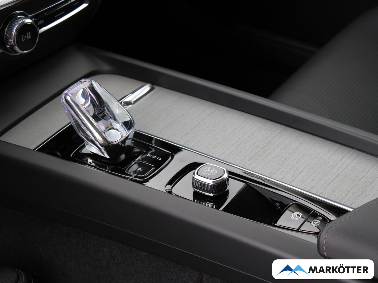 Fahrzeugabbildung Volvo V60 B4 Ultra Dark DAB+/H&K/Massagesitze/SHZ/PANO
