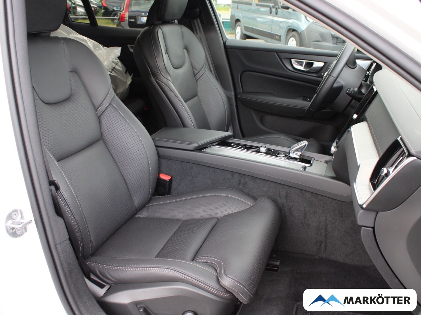Fahrzeugabbildung Volvo V60 B4 Ultra Dark DAB+/H&K/Massagesitze/SHZ/PANO
