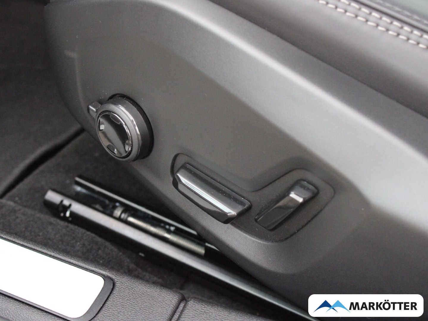 Fahrzeugabbildung Volvo V60 B4 Ultra Dark DAB+/H&K/Massagesitze/SHZ/PANO