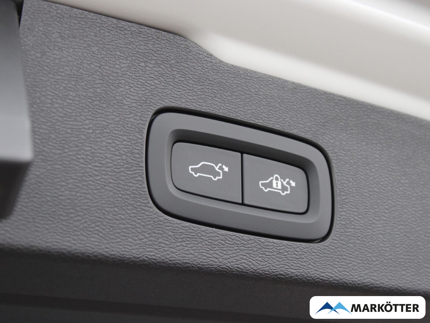 Fahrzeugabbildung Volvo V60 B4 Ultra Dark DAB+/H&K/Massagesitze/SHZ/PANO