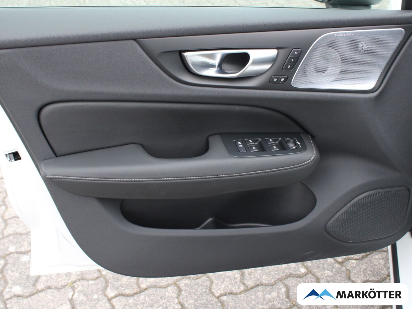 Fahrzeugabbildung Volvo V60 B4 Ultra Dark DAB+/H&K/Massagesitze/SHZ/PANO