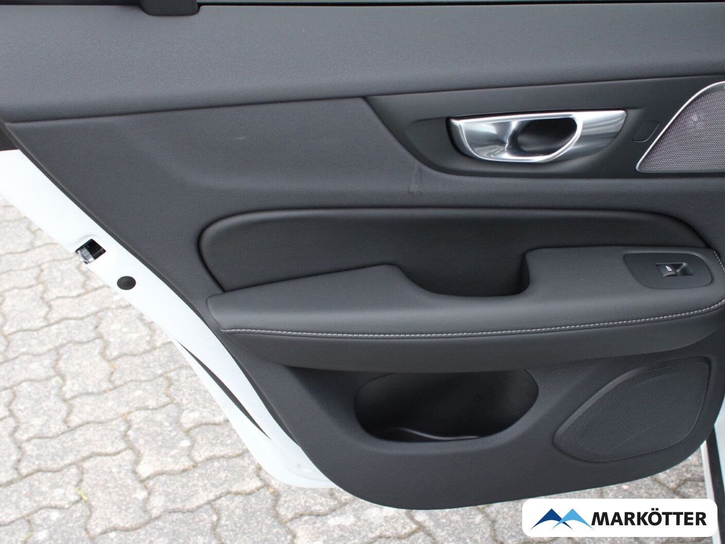 Fahrzeugabbildung Volvo V60 B4 Ultra Dark DAB+/H&K/Massagesitze/SHZ/PANO