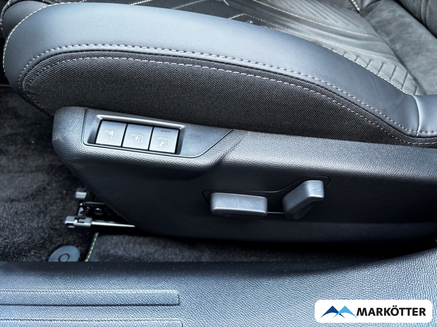 Fahrzeugabbildung Peugeot 2008 GT ALCANTARA/CAM/DAB/APPLE/SHZ/ALLWETTER