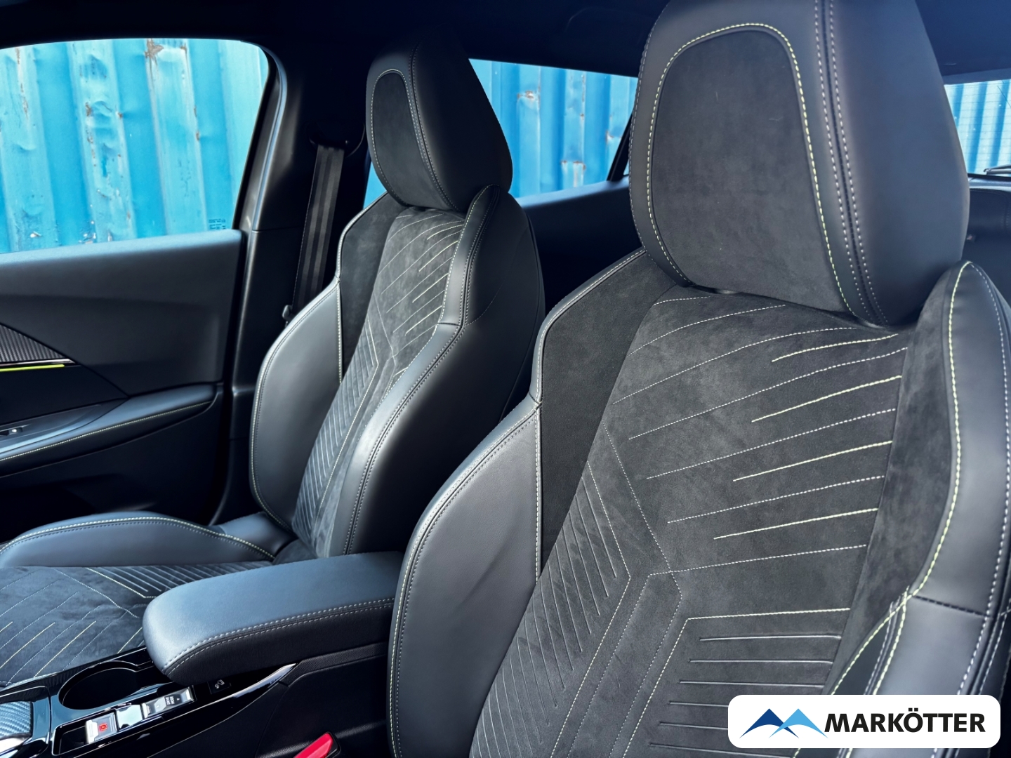 Fahrzeugabbildung Peugeot 2008 GT ALCANTARA/CAM/DAB/APPLE/SHZ/ALLWETTER