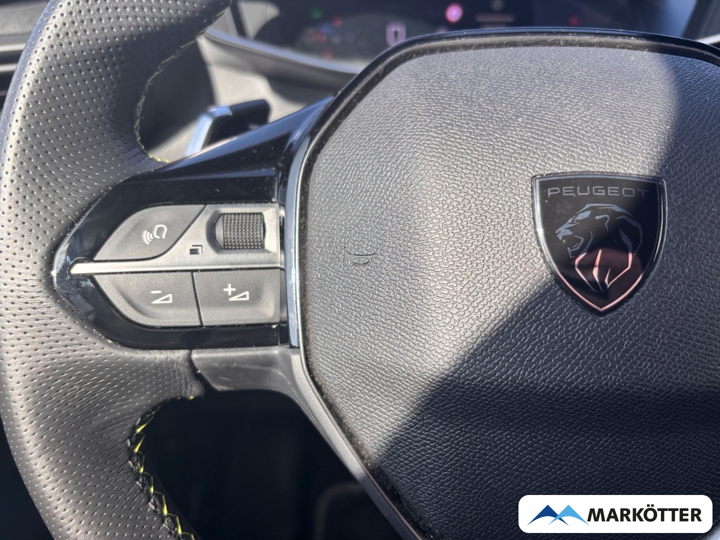 Fahrzeugabbildung Peugeot 2008 GT CAM/LED/MASSAGE/NAVI/ALCANTARA/SH/TEMP