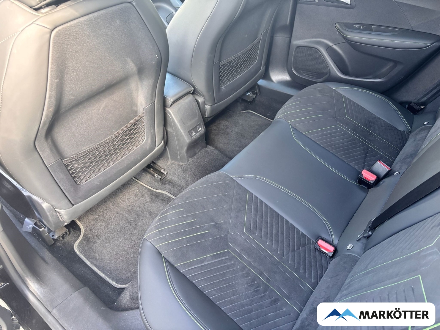 Fahrzeugabbildung Peugeot 2008 GT CAM/LED/MASSAGE/NAVI/ALCANTARA/SH/TEMP