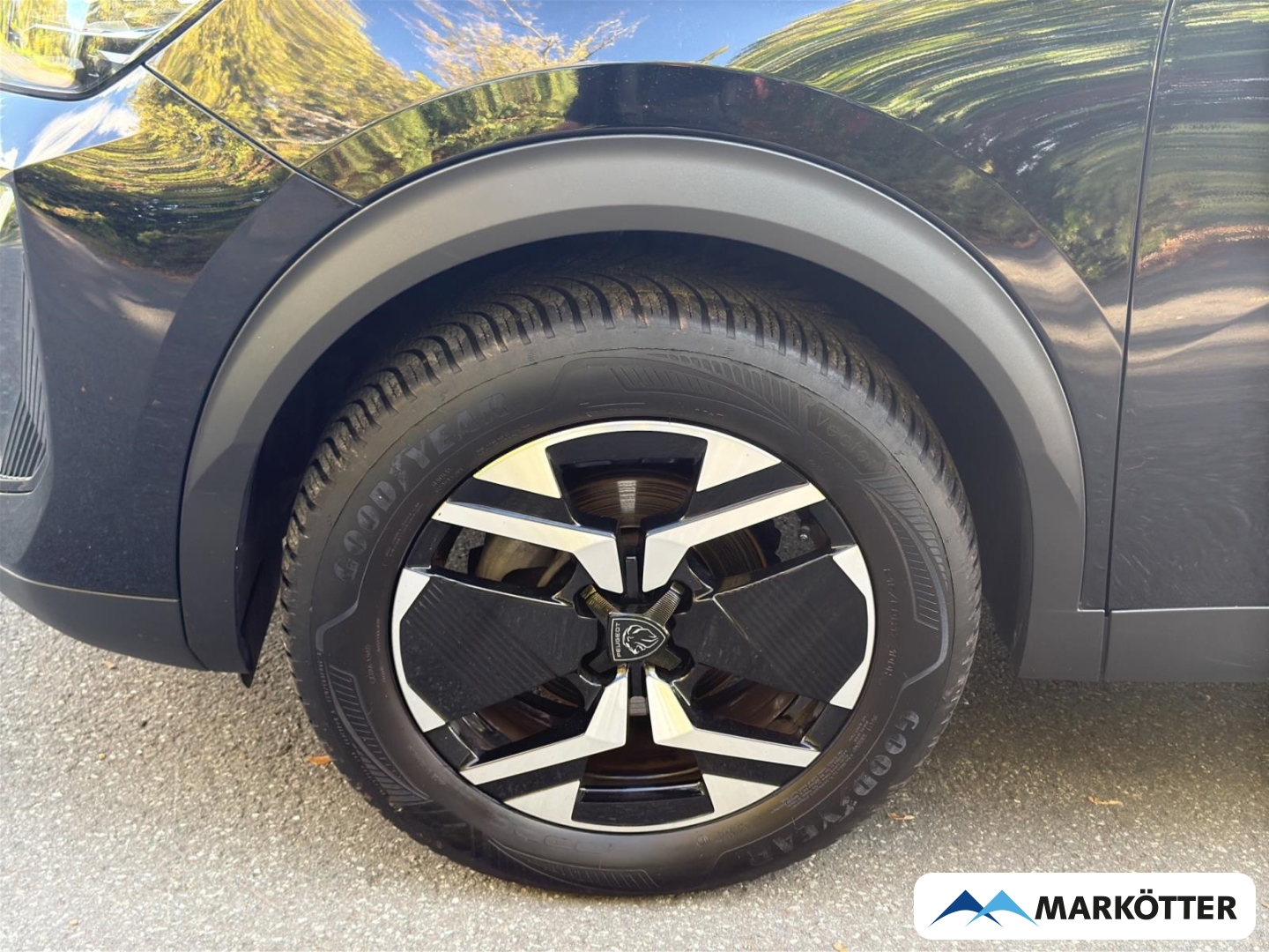 Fahrzeugabbildung Peugeot 2008 GT CAM/LED/MASSAGE/NAVI/ALCANTARA/SH/TEMP