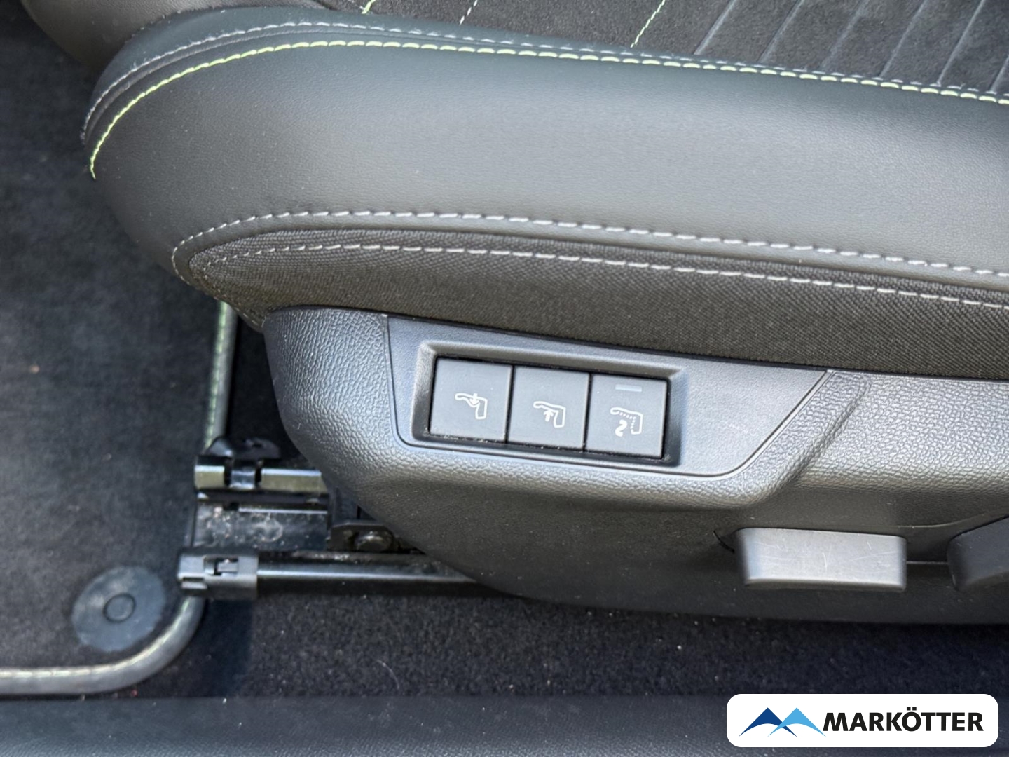 Fahrzeugabbildung Peugeot 2008 GT CAM/LED/MASSAGE/NAVI/ALCANTARA/SH/TEMP