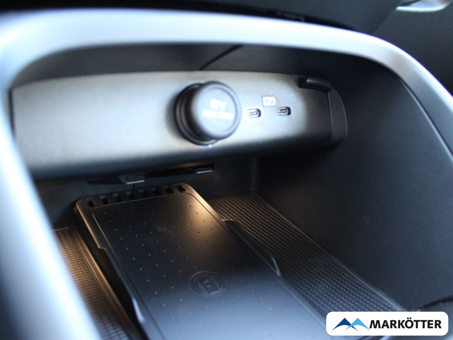 Fahrzeugabbildung Volvo XC40 B4 Plus Dark 2WD/Drivers Awareness/SHZ/LHZ/