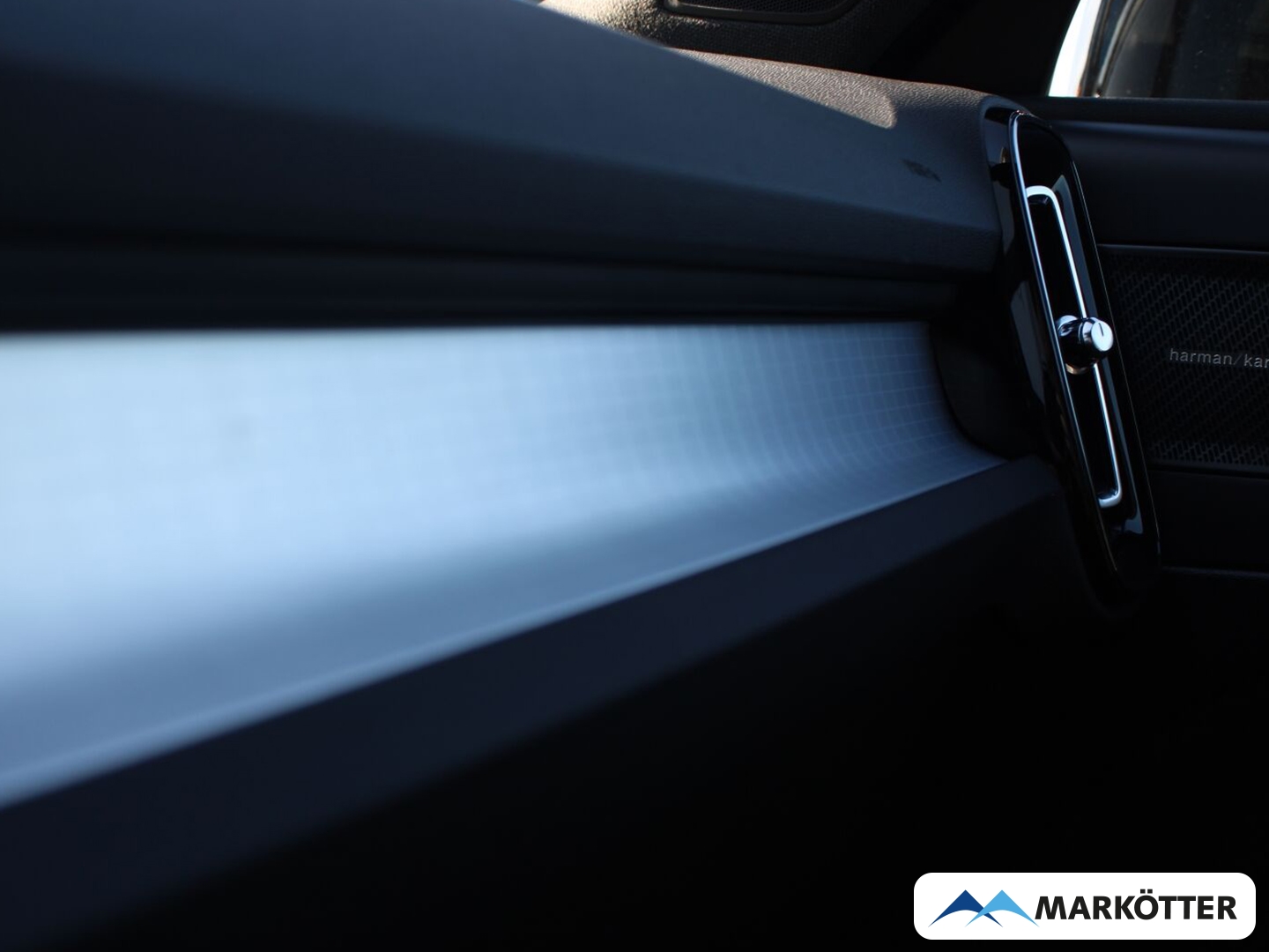 Fahrzeugabbildung Volvo XC40 B4 Plus Dark 2WD/Drivers Awareness/SHZ/LHZ/