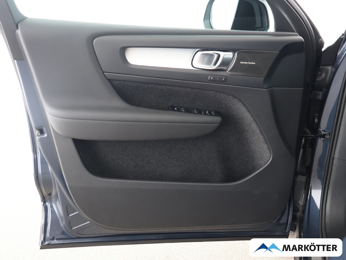 Fahrzeugabbildung Volvo XC40 Plus Black Edition 2WD B3 360°/FSHZ/SHZ/LHZ