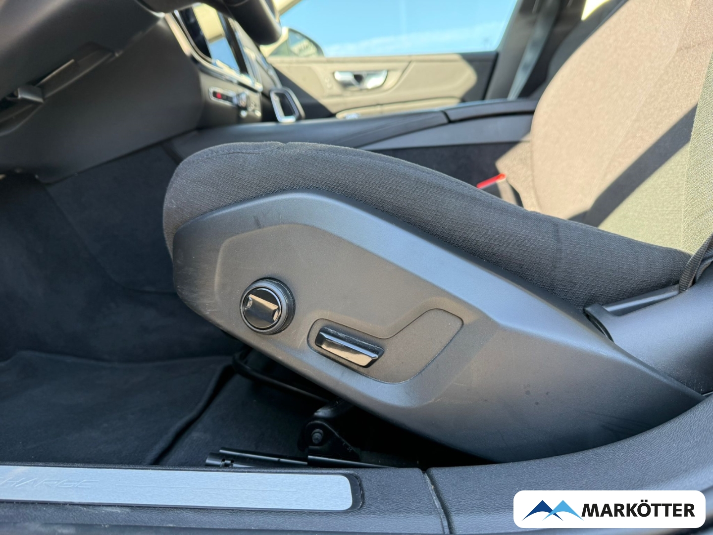 Fahrzeugabbildung Volvo V60 T6 AWD Core Recharge ACC/AHK/CAM/TEMP/LED