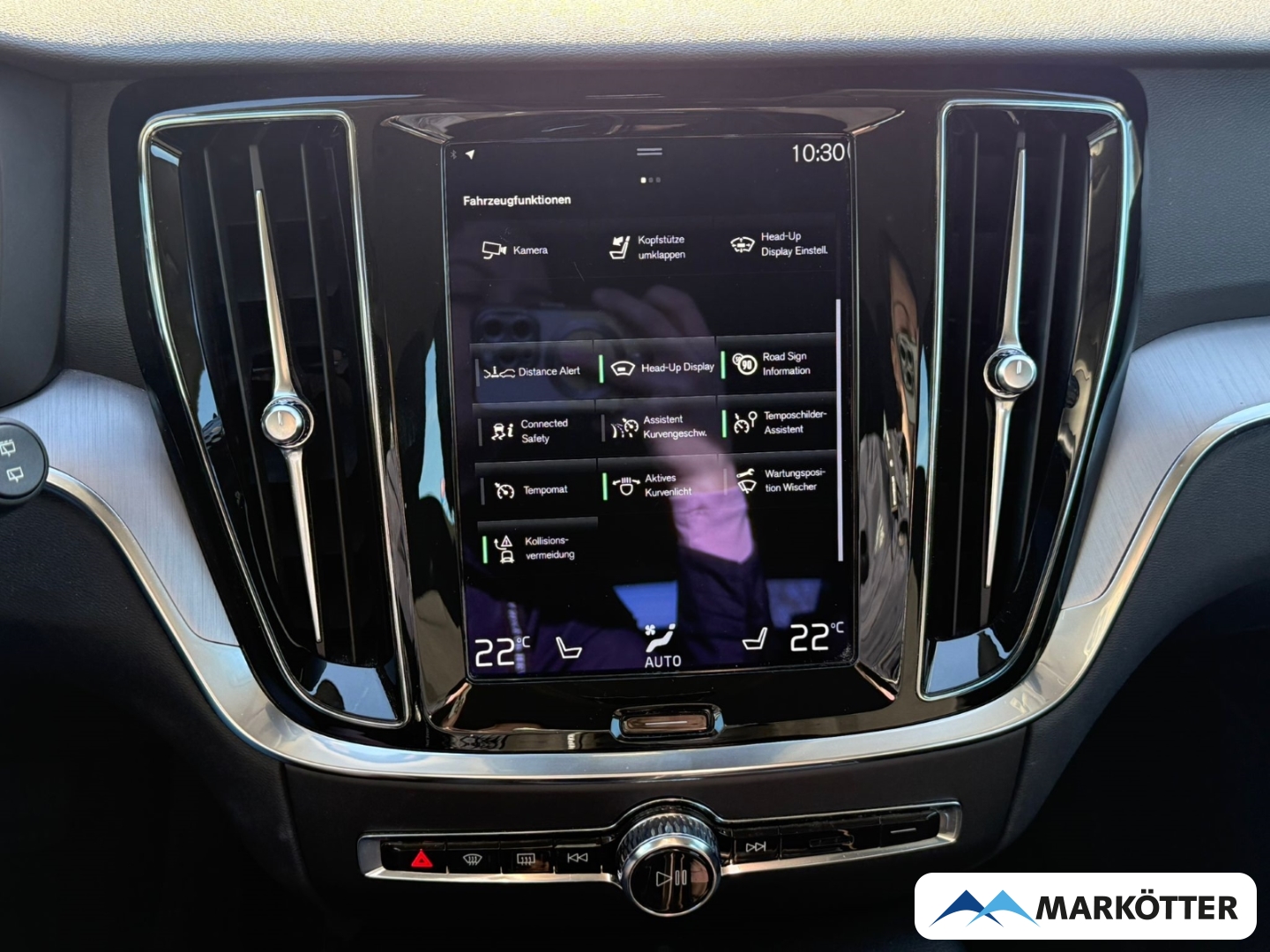 Fahrzeugabbildung Volvo V60 T6 AWD Core Recharge ACC/AHK/CAM/TEMP/LED