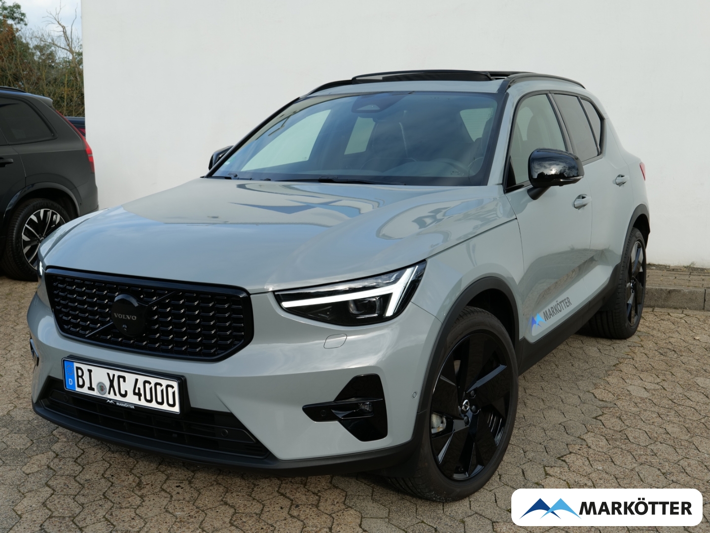 Fahrzeugabbildung Volvo XC40 Plus Black Edition B3/Pano/STHZ/LED-Paket