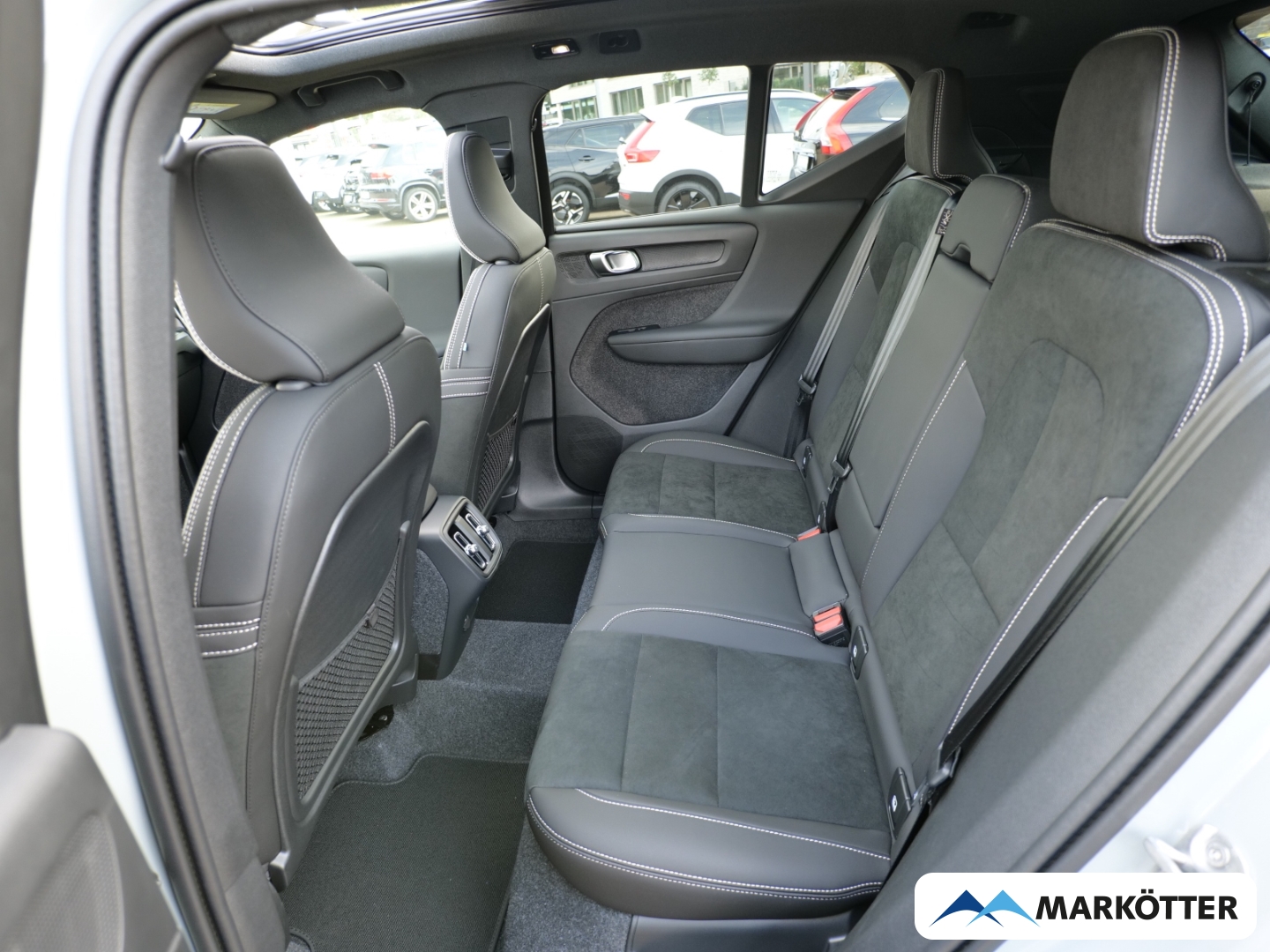 Fahrzeugabbildung Volvo XC40 Plus Black Edition B3/Pano/STHZ/LED-Paket