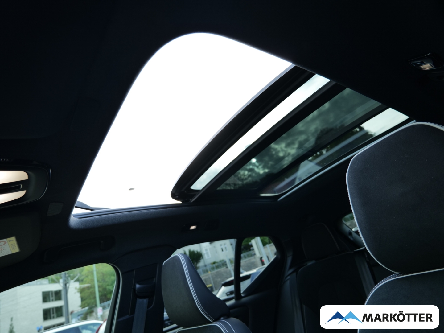 Fahrzeugabbildung Volvo XC40 Plus Black Edition B3/Pano/STHZ/LED-Paket