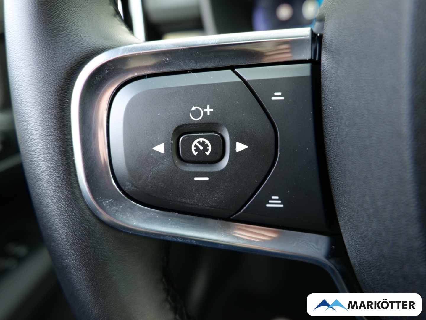 Fahrzeugabbildung Volvo XC40 Plus Black Edition B3/Pano/STHZ/LED-Paket