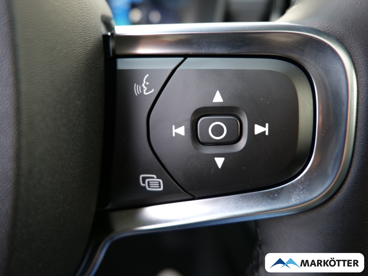 Fahrzeugabbildung Volvo XC40 Plus Black Edition B3/Pano/STHZ/LED-Paket
