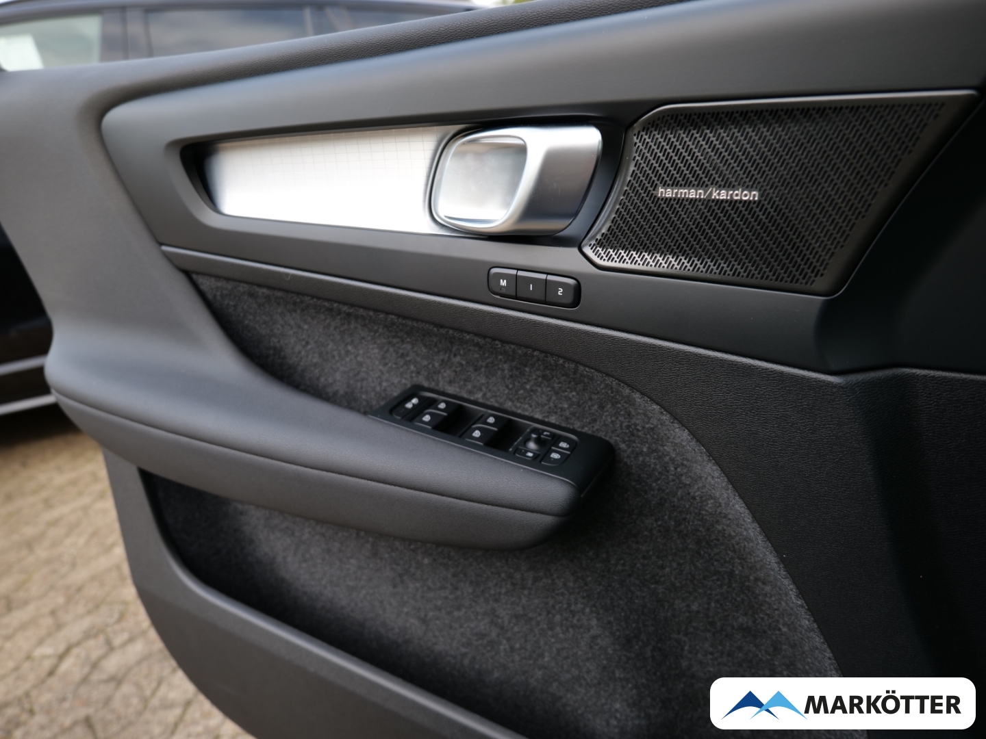 Fahrzeugabbildung Volvo XC40 Plus Black Edition B3/Pano/STHZ/LED-Paket
