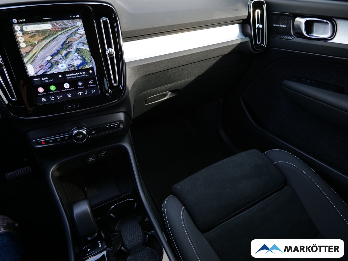 Fahrzeugabbildung Volvo XC40 Plus Black Edition B3/Pano/STHZ/LED-Paket
