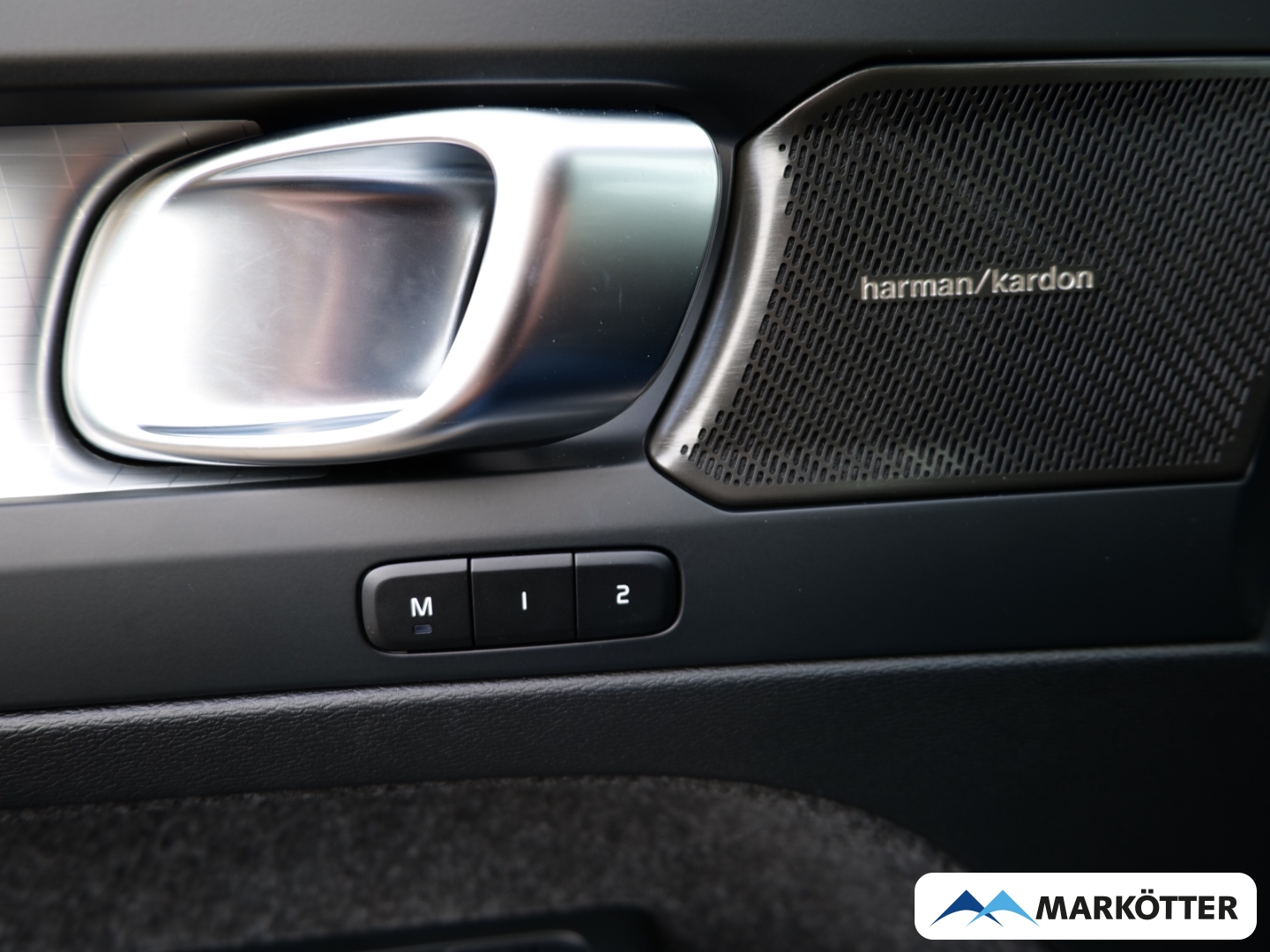 Fahrzeugabbildung Volvo XC40 Plus Black Edition B3/Pano/STHZ/LED-Paket