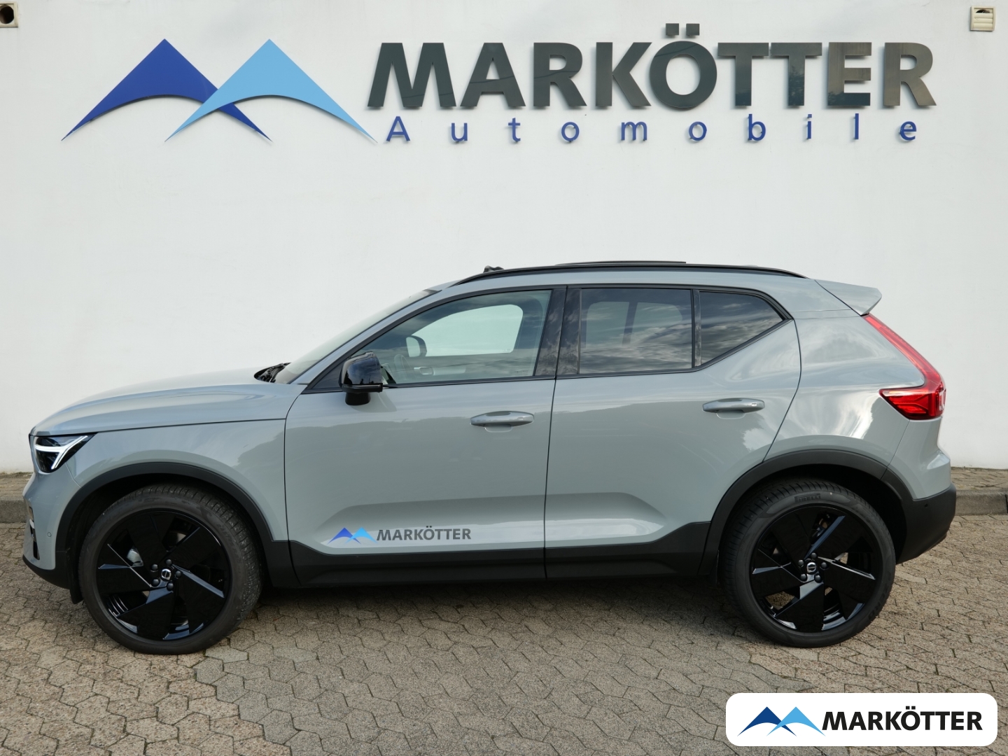 Fahrzeugabbildung Volvo XC40 Plus Black Edition B3/Pano/STHZ/LED-Paket