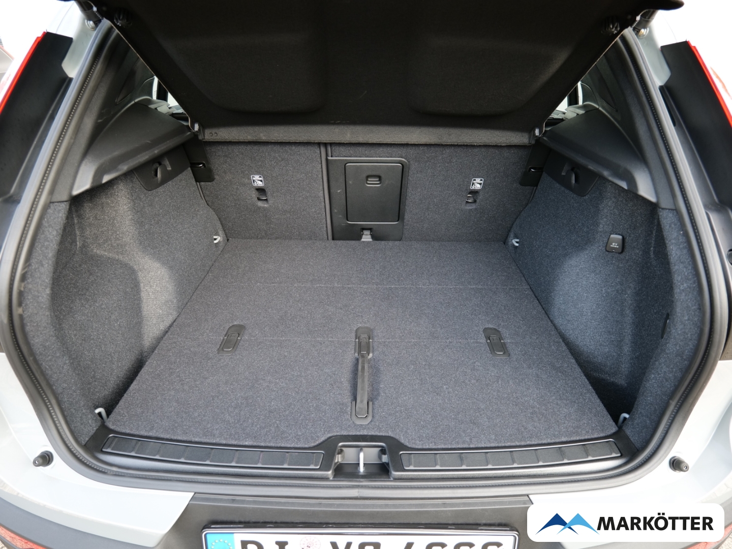 Fahrzeugabbildung Volvo XC40 Plus Black Edition B3/Pano/STHZ/LED-Paket