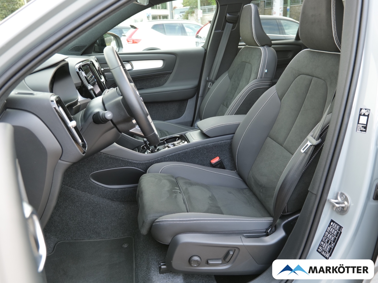 Fahrzeugabbildung Volvo XC40 Plus Black Edition B3/Pano/STHZ/LED-Paket