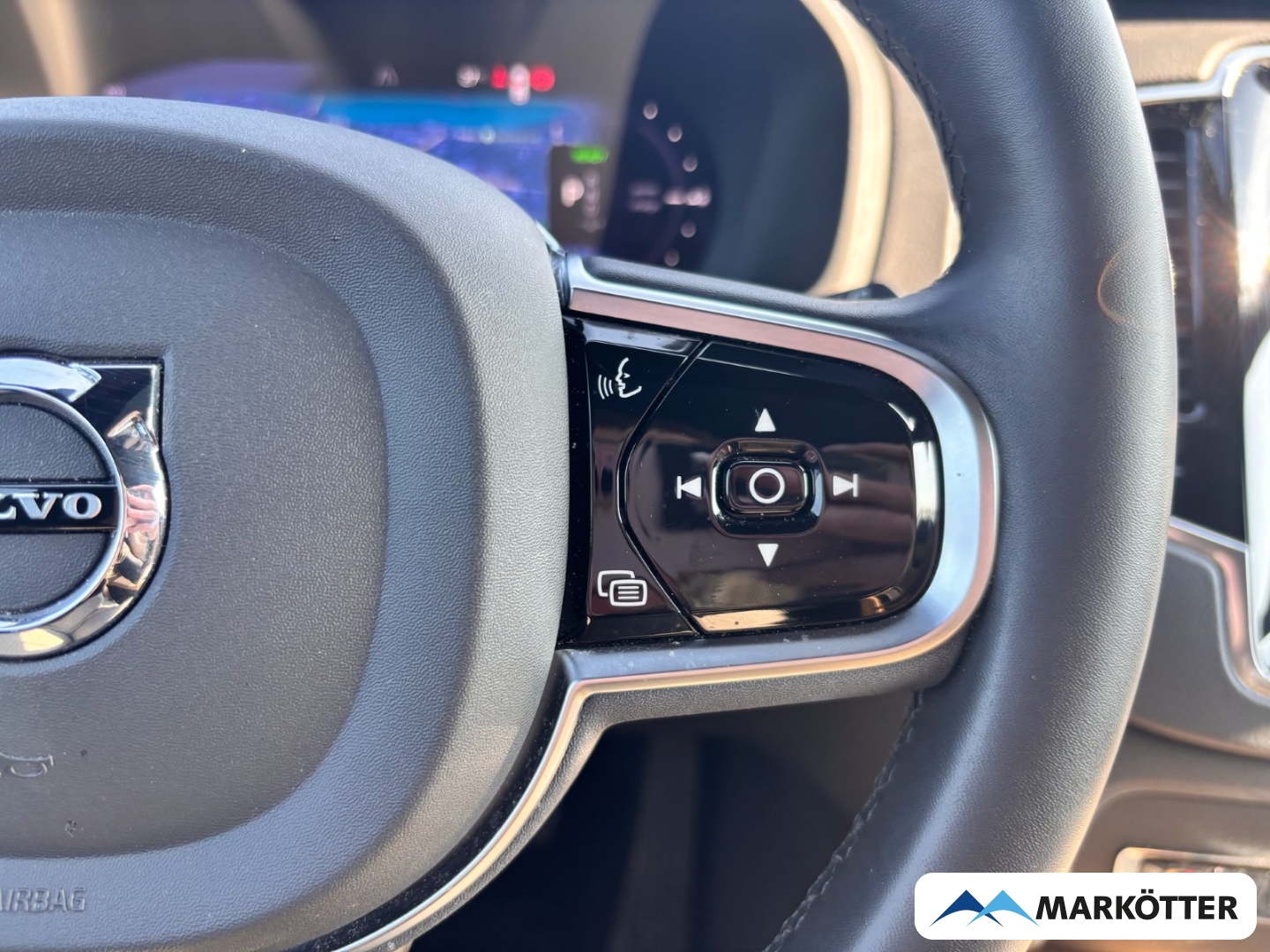 Fahrzeugabbildung Volvo XC90 AWD Ultimate Dark Recharge 7-Sitzer FOUR-C