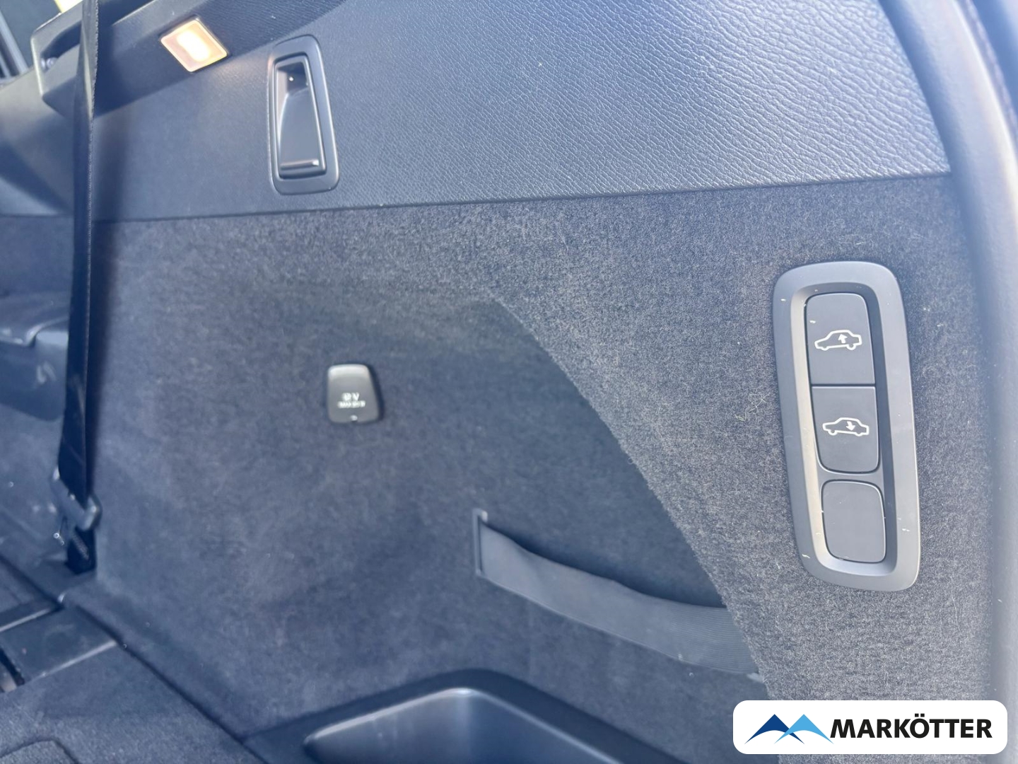 Fahrzeugabbildung Volvo XC90 AWD Ultimate Dark Recharge 7-Sitzer FOUR-C