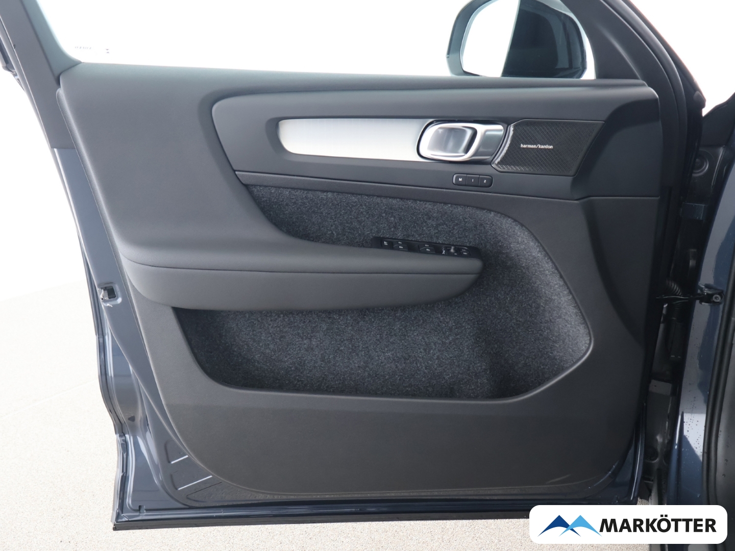 Fahrzeugabbildung Volvo XC40 Plus Black Edition 2WD B3 360°/LHZ/SHZ/BLIS